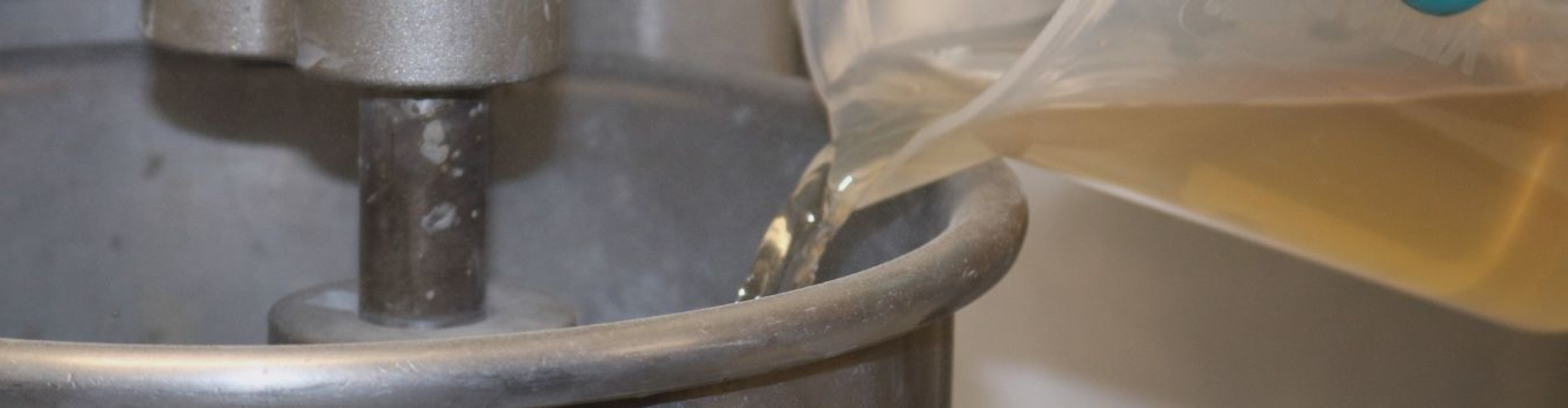 Ajout des adjuvants et de l'eau dans le ciment et les granulats - © Vicat