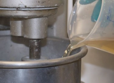 Ajout d'adjuvants et de l'eau dans le ciment et les granulats